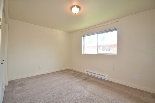 Building Photo - Top Floor 2Bed 1Bath apartment! Close to M...