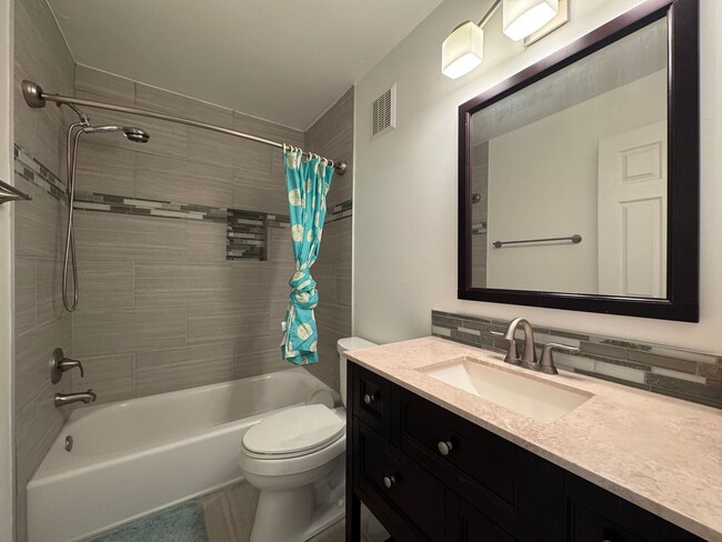 Building Photo - Beautiful 2 Bed 2 Bath End-Unit Townhome I...