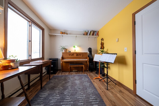 Building Photo - 1637 Christie Pl