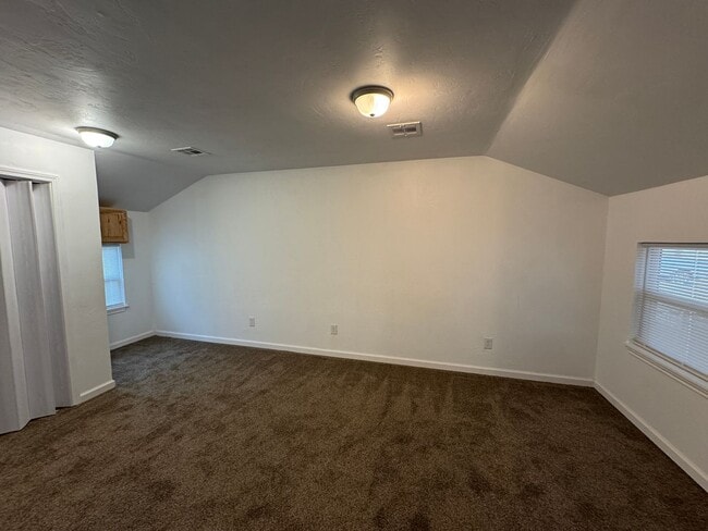 Building Photo - 3 bedroom, 1 bath home for rent in OKC near Del City (Sunnylane and 59th).  Completely remodeled ...