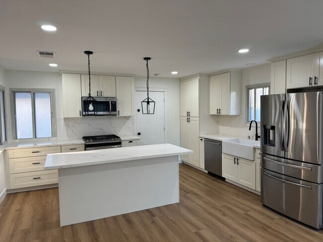 Building Photo - Beautiful 3 Bedroom 2 Bathroom Single fami...
