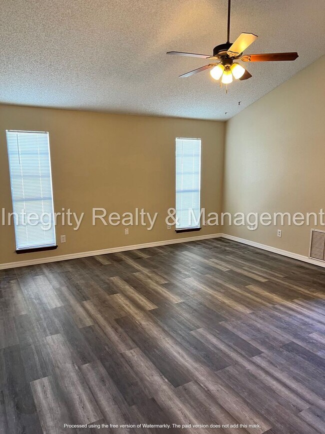 Building Photo - Charming cottage feel 3-bedroom, 2-bathroom house
