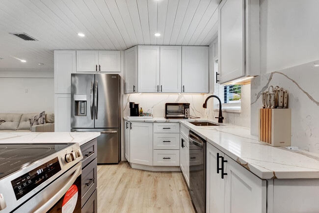 Building Photo - 320 NW 3rd Ave