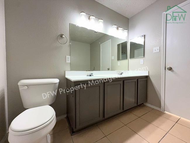 Building Photo - Spacious 4-Bedroom Home with Fireplace & Large Backyard in SW Fort Worth