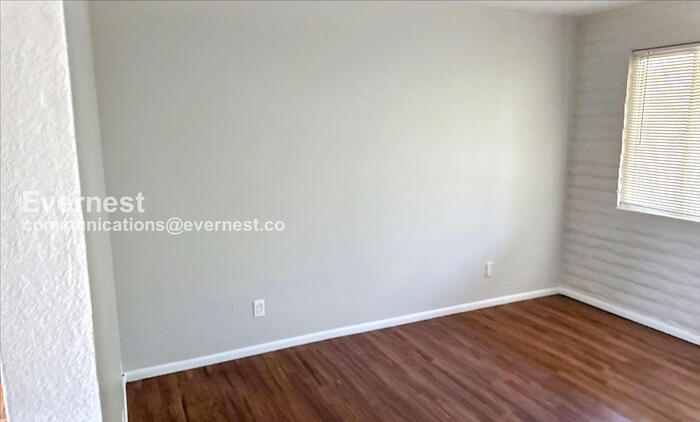 Building Photo - 825 E 5th St