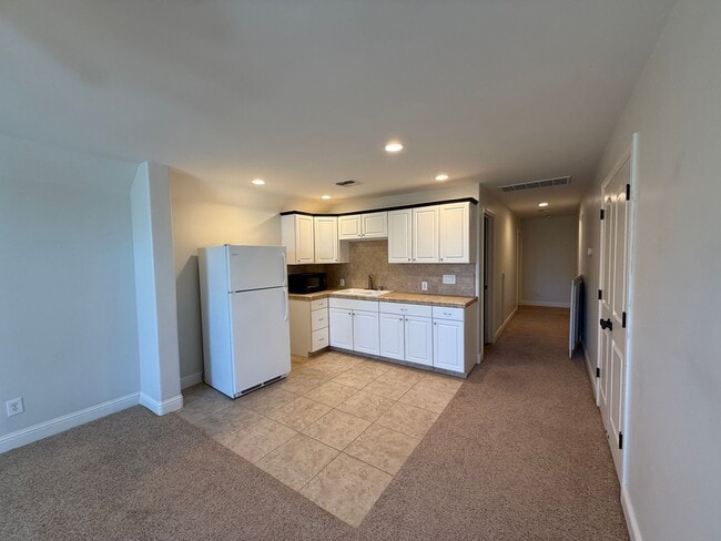 Building Photo - Stunning Seven Oaks Home!