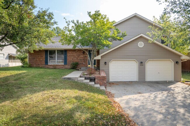 Building Photo - Fantastic Location! Close to MKT & Twin Lakes! 3BR/2.5BA/2000sqft., 2-Car Garage, Large Fenced Ya...