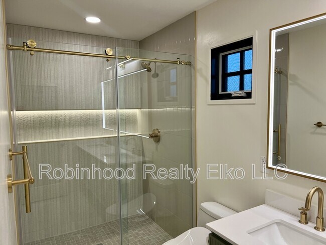 Building Photo - 753 Oak St