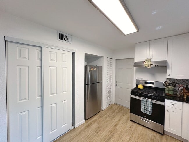 Building Photo - Beautiful, Renovated 4 Bedroom, 2 Bathroom House in the Fifth Avenue Neighborhood