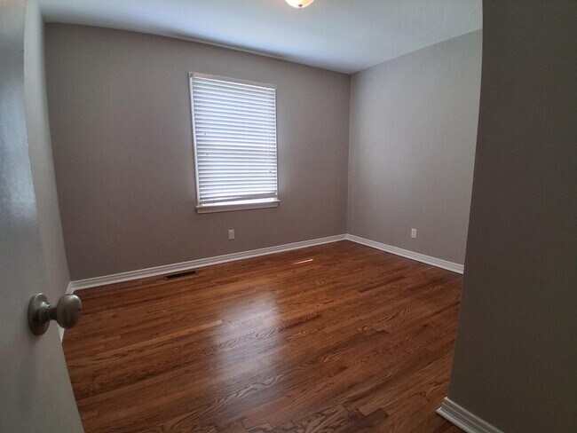 Building Photo - 1923 Woodmont Dr