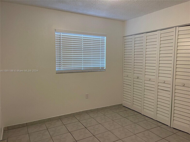 Building Photo - 2744 W 60th St