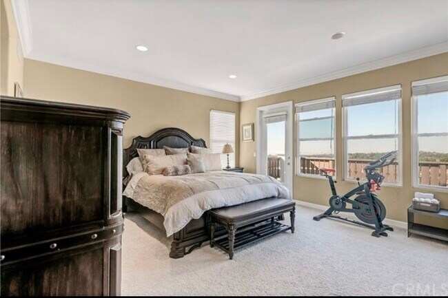 Building Photo - 9 Marisol