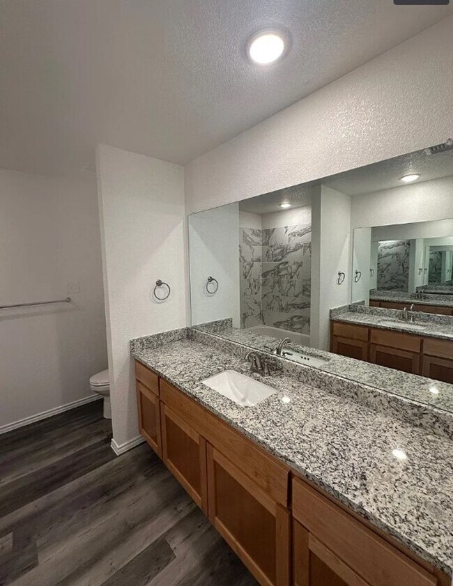 Building Photo - AVAILABLE NOW! (SECTION 8 ACCEPTED)