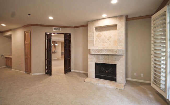 Building Photo - Spacious unit in the Brentwood Excelsior--...