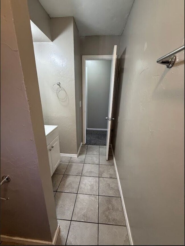 Building Photo - Beautiful, spacious home in Del City!