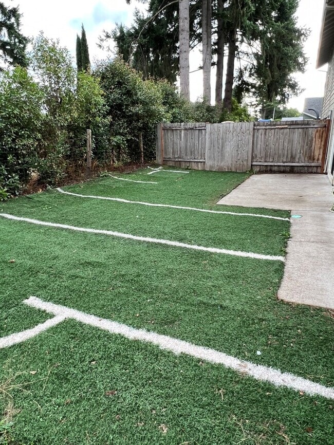 Building Photo - Beautiful Home with LVP Flooring, W/D, Garage, Back Yard, and MORE!