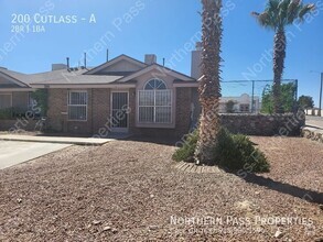 Building Photo - Adorable 2 Bedroom Duplex!