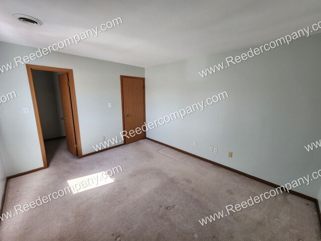 Building Photo - 2 Bedroom / 1 Bath Condo
