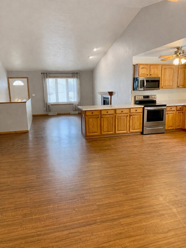 Building Photo - 1031-1033 Pleasantview