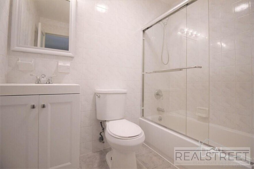 Building Photo - Stunning NEW 1 BED in PLG!