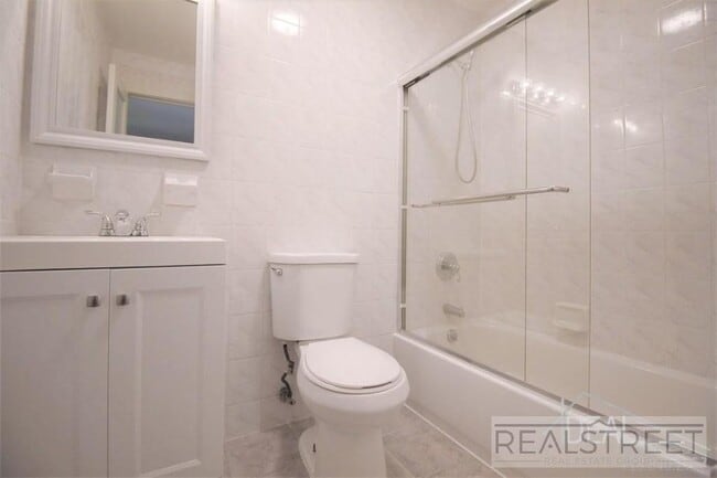 Building Photo - Stunning NEW 1 BED in PLG!