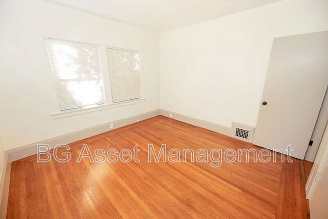 Building Photo - 3808 Lakeshore Ave