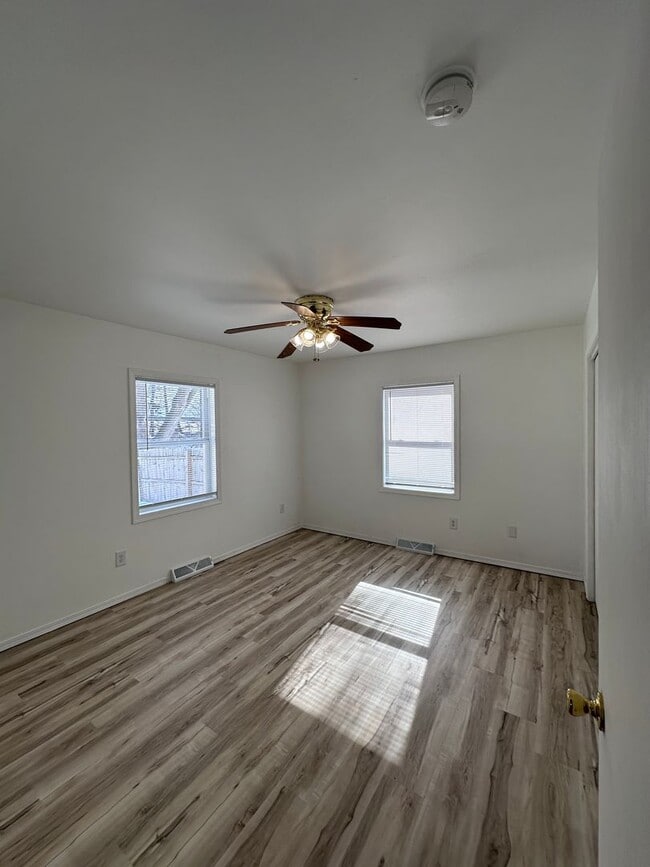 Building Photo - UPDATED 3 BR/1 BATH CENTRALLY LOCATED IN G...