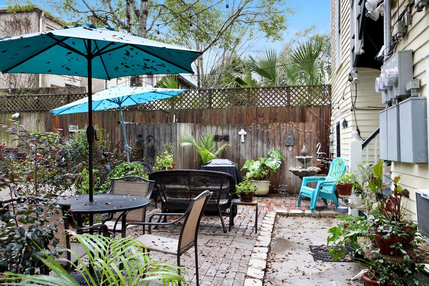 Building Photo - 4 Fontainebleau Dr