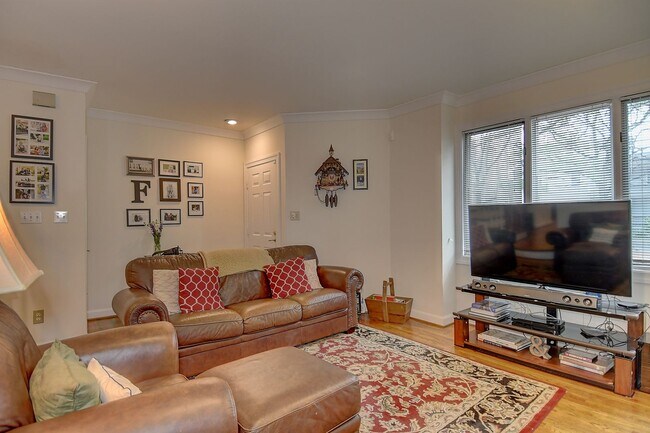 Building Photo - Spacious Condo in Ghent Square!