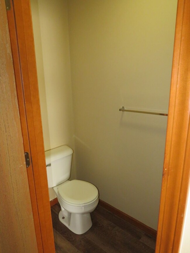 Building Photo - 2 Bedroom Townhouse in Albion!