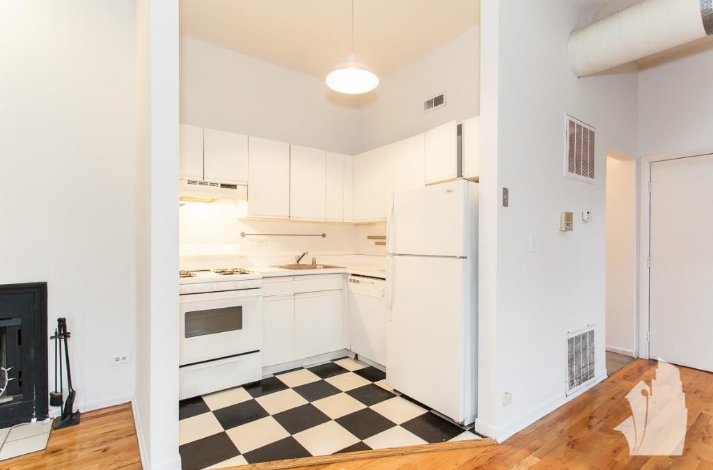 Building Photo - 2057 W Dickens Ave
