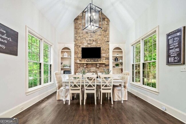 Building Photo - 882 Hallbrook Ln
