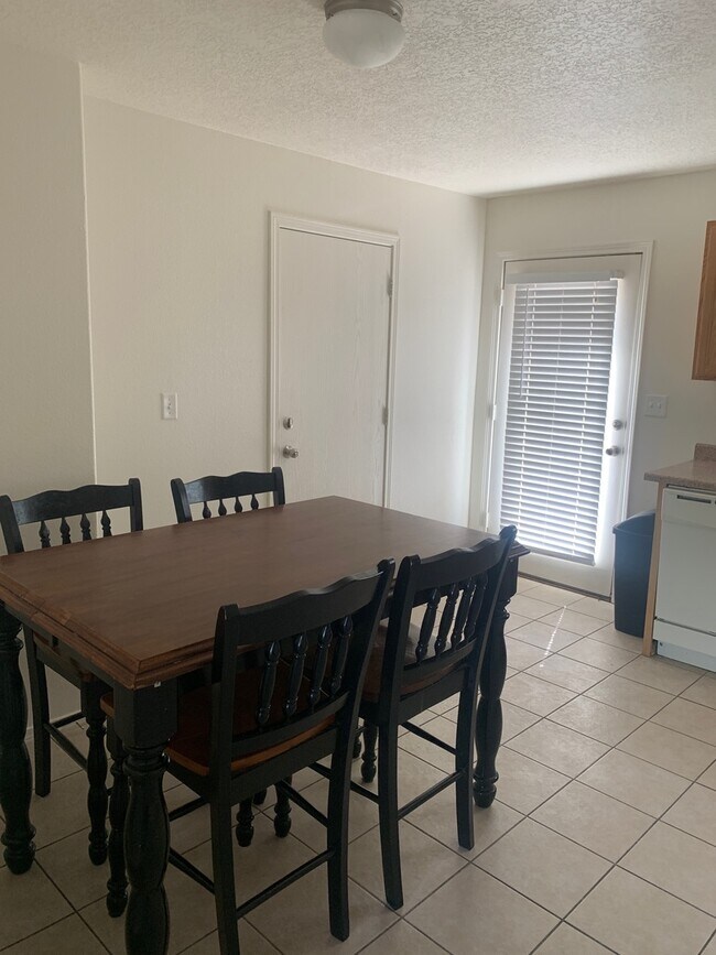 Building Photo - 2315 N Juniper Ln