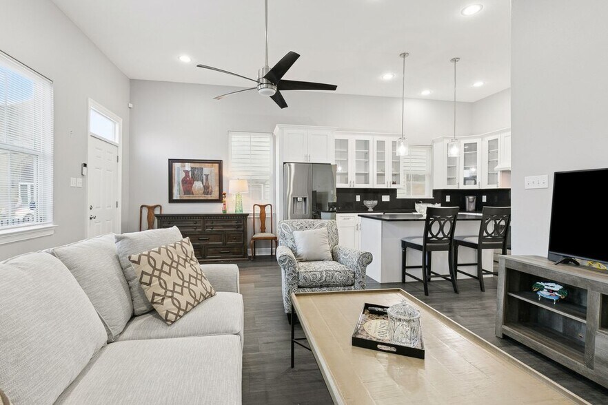 Building Photo - 2133 Dumaine St