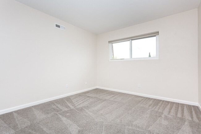 Building Photo - Traditional Single Family with Spacious Yard!
