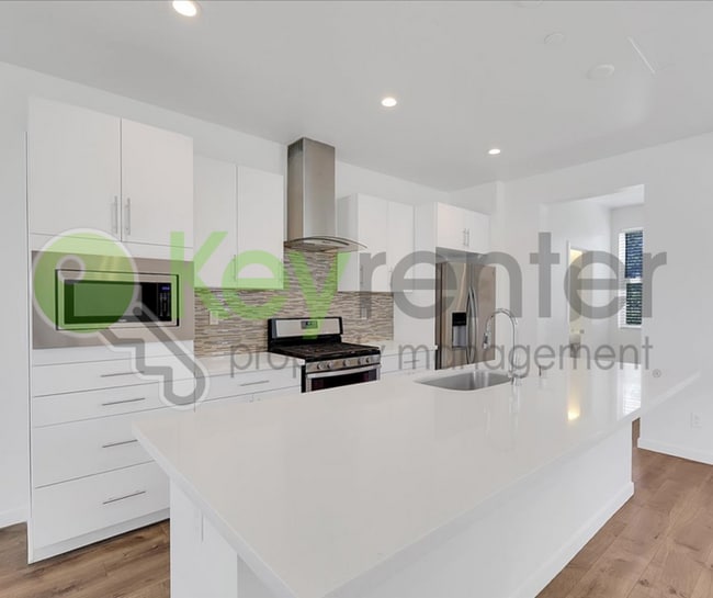 Building Photo - 487 McClatchy Way