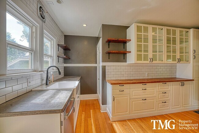 Building Photo - 3 BD SW Portland Home Near Multnomah Village