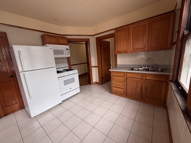 Building Photo - 3354 S Lituanica Ave