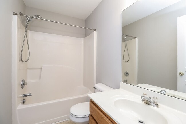 Building Photo - Two Bedroom 2.5 Bathroom Townhouse Available!