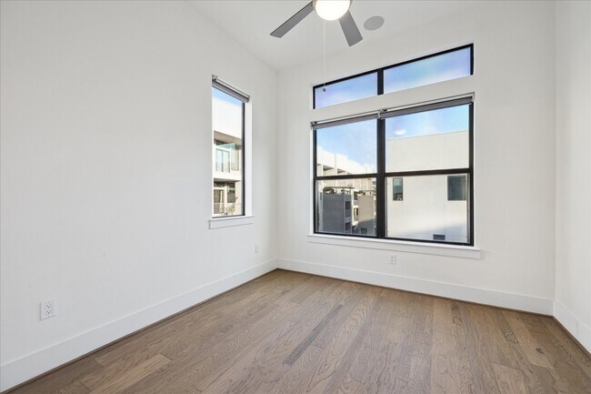 Building Photo - 2401 Crawford St