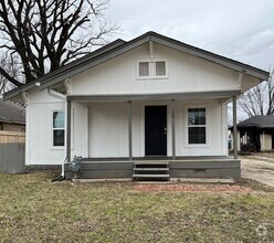 Building Photo - 3 bedroom 2 bath!