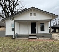 Building Photo - 3 bedroom 2 bath!
