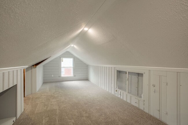 Building Photo - 1020 S 55th St