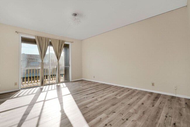 Building Photo - Charming 2 Bedroom Condominum