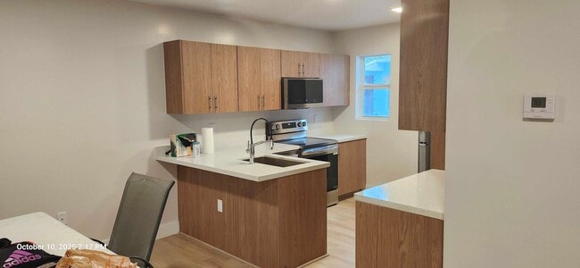 Building Photo - Samuel Duplex