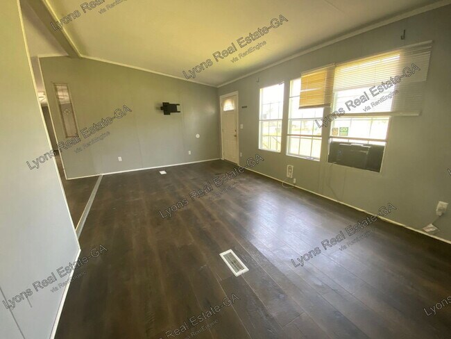 Building Photo - 604 Sycamore Dr