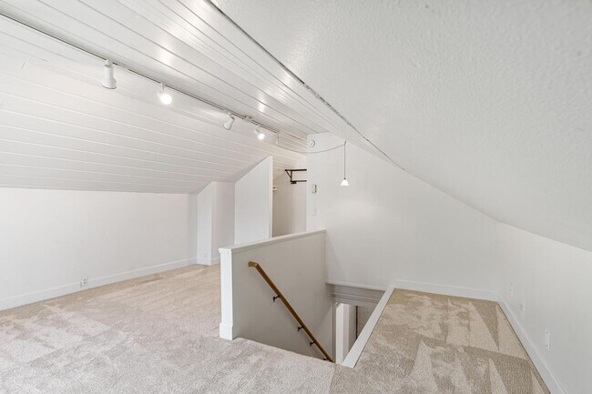 Building Photo - Inviting, remodeled 3-bdr/1.5-bath in Division/Hawthorne duplex—Privacy, A/C, parking, & storage