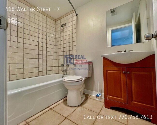 Building Photo - 418 Walter St