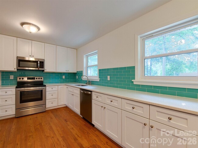 Building Photo - 5646 Oak Dr