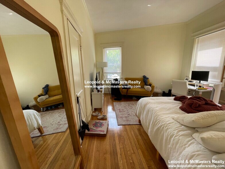 Building Photo - 112 Queensberry St